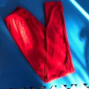 RED LEGGINGS!